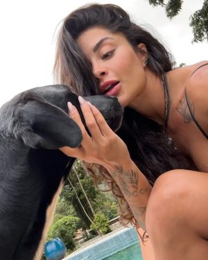 Aline Campos Instagram - O dia hj foi e ta sendo de tantas reflexões e aprendizados lindossss, que o impulso era postar mais uma reflexão por aqui..😅 Mas pra equilibrar o feed, vamos desse carrossel feliz, do meu primeiro momento na piscina nova, depois que os pedreiros maravilhosos do #AlineReforma finalizaram o expediente 😅💜🦋 
A obra por aqui ainda n ta pronta, mas eu invadi msm assim😜