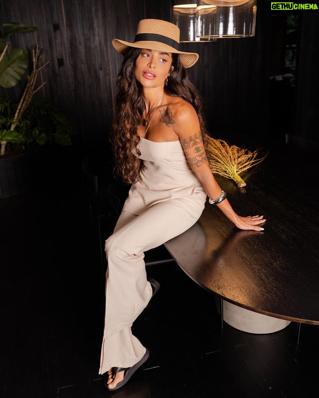 Aline Campos Instagram - nunca deixe de acreditar. fortaleça sua fé. sem ela não há esperança, não há força pra seguir.. vc é capaz de passar por todos os desafios. já deu certo! está em vc, aí dentro, as respostas que tanto busca. respira. sorria. siga firme e grato 🌻🦋💜