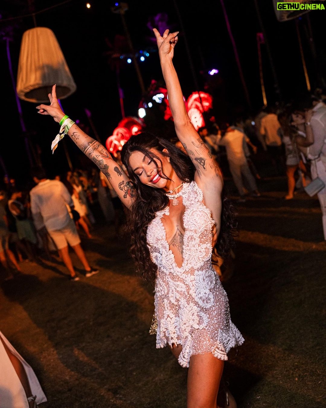 Aline Campos Instagram - 2024 começou com muito amor e luz por aqui! 🙏🏾 Melhor Reveillon da minha vida @reveillon.carneiros 🐏 Gratidão a todos que fizeram parte dessa energia linda!💜 Praia De Carneiros