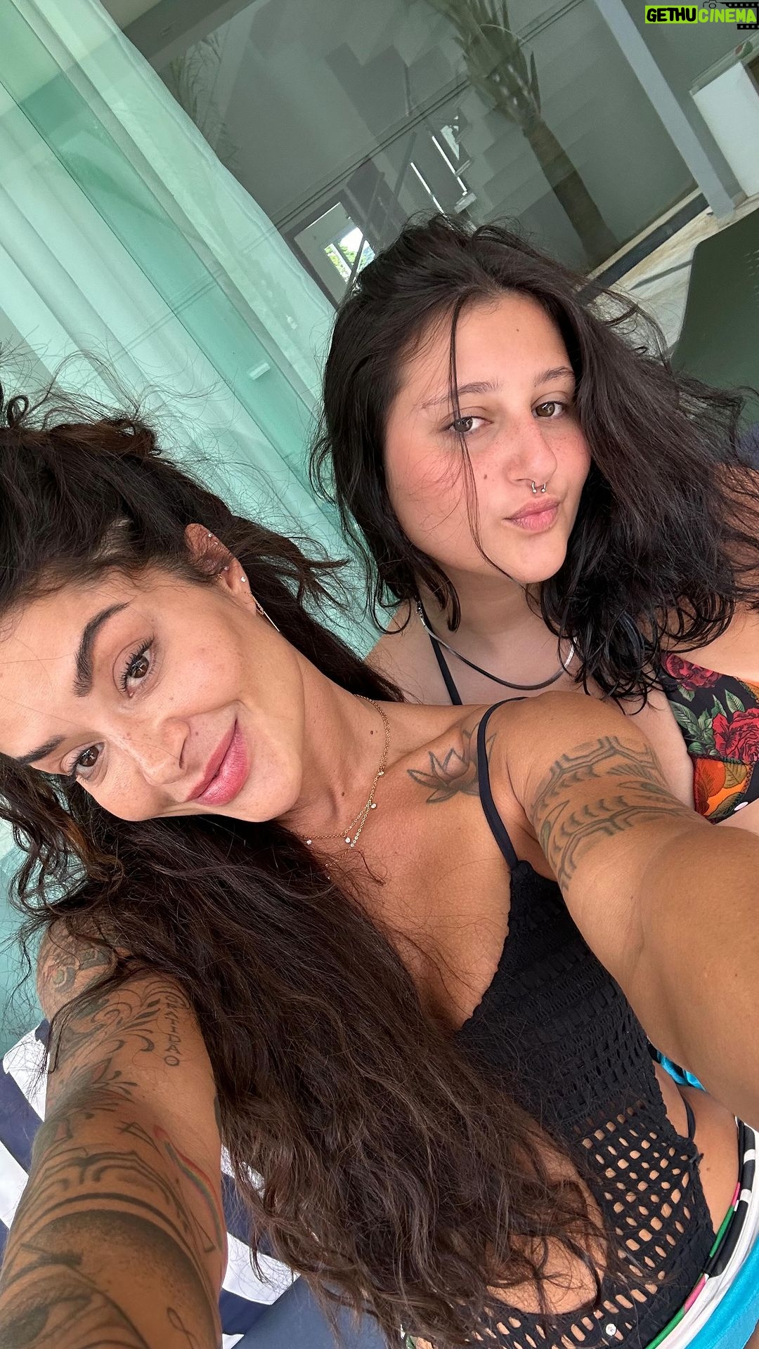 Aline Campos Instagram - Última “dancinha” do ano com minha caçulinha amada 💜 💃🏽 @julia.nucara