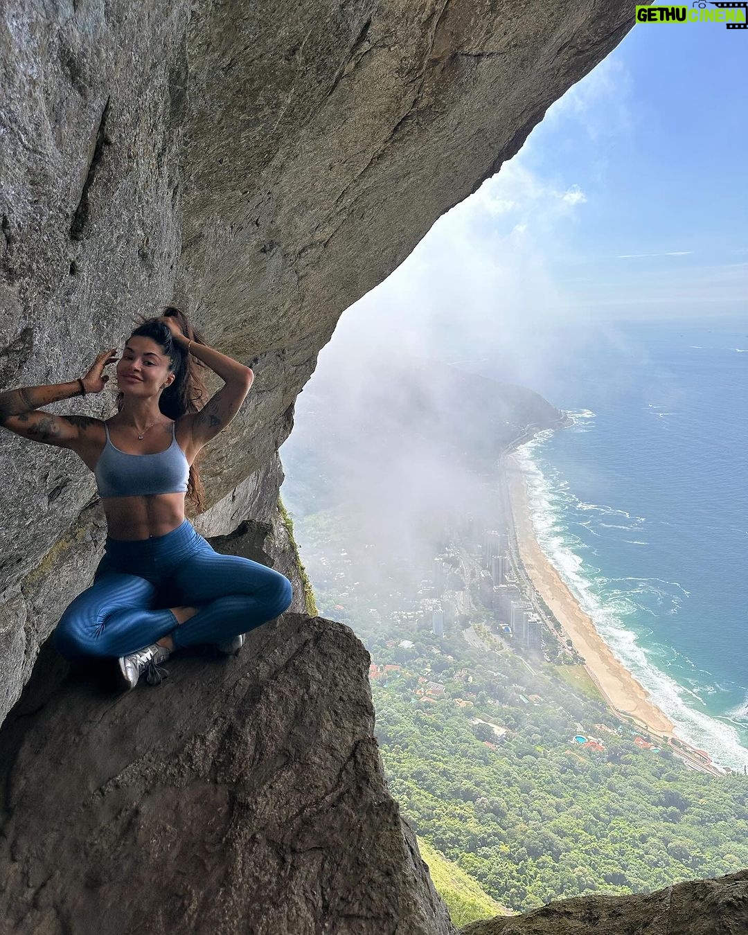 Aline Campos Instagram - Uma das minhas trilhas favoritas 🥾🌳🐾 Já foi? #GargantaDoCeu #RJ Rio de Janeiro, Rio de Janeiro