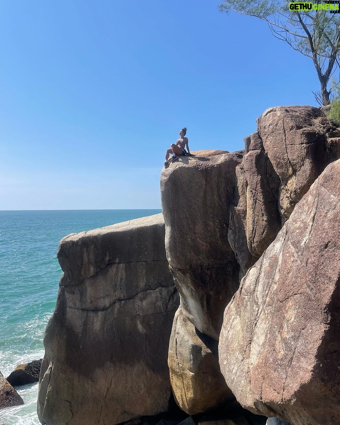 Aline Campos Instagram - Garopaba e toda sua natureza abundante e acolhedora 🩵🍃☀️ Mostrei o rolê perfeito de hj nos stories!! Só agradeço!🙏🏾 Praia do Ouvidor