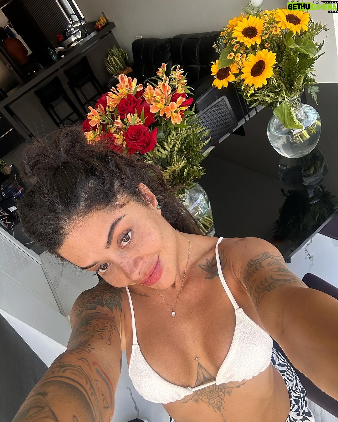 Aline Campos Instagram - Últimos dias até hj 💜🩵 Viver uma vida alinhada é bom demais 🙏🏾 Tudo flui!!! 🍃 Praia Brava - Itajaí/SC