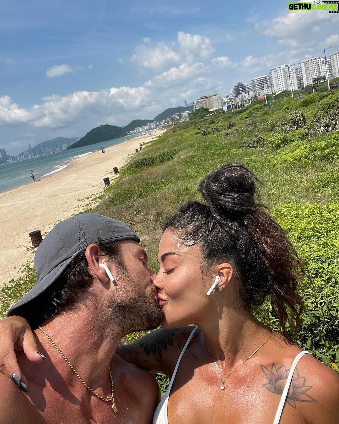 Aline Campos Instagram - Últimos dias até hj 💜🩵 Viver uma vida alinhada é bom demais 🙏🏾 Tudo flui!!! 🍃 Praia Brava - Itajaí/SC