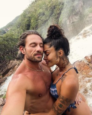 Aline Campos Instagram - 1 mês que minha vida se conectou a sua, como era exatamente pra ser!🩵
Num dia 29 (2+9=11) demos nosso primeiro beijo, dia 2/01/2024 (2+1+2+2+4=11) falamos que nos amamos pela primeira vez, mesmo sentindo no primeiro toque toda essa frequência de amor no reencontro de almas mais profundo que já me aconteceu nessa vida! ✨ No dia 11/01/2024 (1+1+1+2+2+4=11) começamos a namorar oficialmente, mesmo sabendo que nossa conexão nessa vida já estaria nos levando a uma construção no tempo eterno, independente dos rótulos, mas pra fortalecer ainda mais essa certeza: nosso numero 11 sempre com a gente!!🙏🏾 Hoje, 29/01/2024 (2+9=11 > 1+1+1+2+2+4=11), em mais um número 11 pra toda essa sincronicidade, agradeço à Deus e à toda essa força cósmica pelo nosso reencontro nessa vida, dessa forma tão linda, leve, entregue, na verdade da nossa alma que me enche os olhos de lágrimas de amor e certeza de que estamos exatamente onde tínhamos que estar!🙏🏾
E eu to fazendo questão de compartilhar um pouco dessa sincronicidade comprovada com todos aqui, pra inspirar e sermos a prova viva na Terra de que quando nos alinhamos com nossa verdade e coerência no viver, entramos em ressonância com o que vibra igual e com tudo o que realmente merecemos pra darmos ainda mais sentido a nossa vida!🙏🏾 Esse amor que chegou aqui, pra mim,  só potencializa o meu ser e me conecta com minhas meus poderes, que me capacitam ainda mais a atrair tudo o que minha alma anseia em todos os níveis da minha consciência e pilares da minha vida!✨
Sei pq simplesmente SINTO, que nosso encontro é um divisor de águas na minha vida em todos os sentidos e, mesmo sem saber ao certo o que será daqui pra frente, pq simplesmente continuo escolhendo abrir mão do controle pq confio a cada segundo mais nos planos divinos, sinto meus corpos mais sutis expandidos e abertos as infinitas possibilidades que continuarão se abrindo pra nós!🙏🏾
Eu te amo, te honro e prometo continuar dando o melhor de mim nessa minha busca interna, pra que eu, consequentemente, possa ser cada vez melhor pra vc e pra todos que nos cercam! Sou muito grata!🌻
.
A última foto foi um pouco depois do nosso primeiro beijo! 🩵 Te amo!
11am
@felipevonborstel