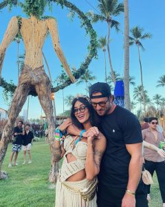 Aline Campos Instagram - 1 mês que minha vida se conectou a sua, como era exatamente pra ser!🩵 Num dia 29 (2+9=11) demos nosso primeiro beijo, dia 2/01/2024 (2+1+2+2+4=11) falamos que nos amamos pela primeira vez, mesmo sentindo no primeiro toque toda essa frequência de amor no reencontro de almas mais profundo que já me aconteceu nessa vida! ✨ No dia 11/01/2024 (1+1+1+2+2+4=11) começamos a namorar oficialmente, mesmo sabendo que nossa conexão nessa vida já estaria nos levando a uma construção no tempo eterno, independente dos rótulos, mas pra fortalecer ainda mais essa certeza: nosso numero 11 sempre com a gente!!🙏🏾 Hoje, 29/01/2024 (2+9=11 > 1+1+1+2+2+4=11), em mais um número 11 pra toda essa sincronicidade, agradeço à Deus e à toda essa força cósmica pelo nosso reencontro nessa vida, dessa forma tão linda, leve, entregue, na verdade da nossa alma que me enche os olhos de lágrimas de amor e certeza de que estamos exatamente onde tínhamos que estar!🙏🏾 E eu to fazendo questão de compartilhar um pouco dessa sincronicidade comprovada com todos aqui, pra inspirar e sermos a prova viva na Terra de que quando nos alinhamos com nossa verdade e coerência no viver, entramos em ressonância com o que vibra igual e com tudo o que realmente merecemos pra darmos ainda mais sentido a nossa vida!🙏🏾 Esse amor que chegou aqui, pra mim, só potencializa o meu ser e me conecta com minhas meus poderes, que me capacitam ainda mais a atrair tudo o que minha alma anseia em todos os níveis da minha consciência e pilares da minha vida!✨ Sei pq simplesmente SINTO, que nosso encontro é um divisor de águas na minha vida em todos os sentidos e, mesmo sem saber ao certo o que será daqui pra frente, pq simplesmente continuo escolhendo abrir mão do controle pq confio a cada segundo mais nos planos divinos, sinto meus corpos mais sutis expandidos e abertos as infinitas possibilidades que continuarão se abrindo pra nós!🙏🏾 Eu te amo, te honro e prometo continuar dando o melhor de mim nessa minha busca interna, pra que eu, consequentemente, possa ser cada vez melhor pra vc e pra todos que nos cercam! Sou muito grata!🌻 . A última foto foi um pouco depois do nosso primeiro beijo! 🩵 Te amo! 11am @felipevonborstel GAIA