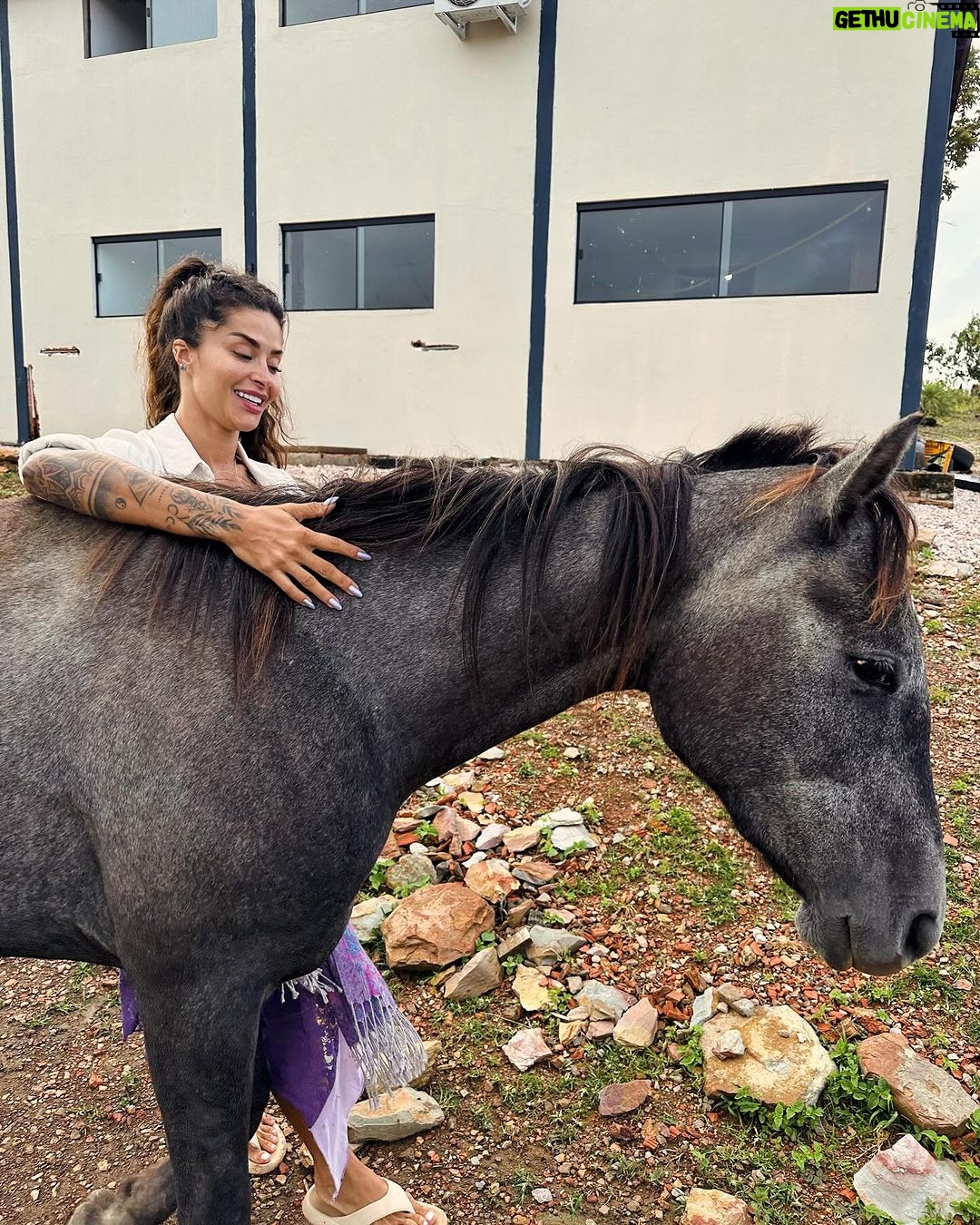 Aline Campos Instagram - Sobre um dia nublado perfeito, vibrando mto AMOR 💜🙏🏾 @paradiseranchbrasil Chapada dos Veadeiros