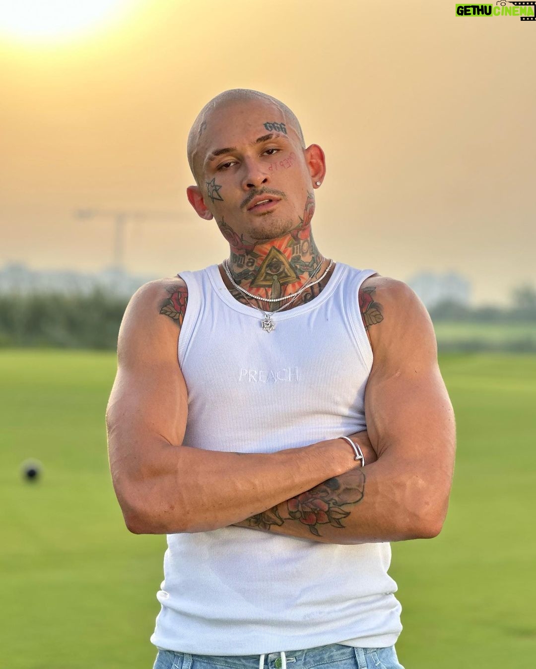 Alisher Morgenshtern Instagram - лысый мужик в поле для заставки на андроид скачать 3D фото обои