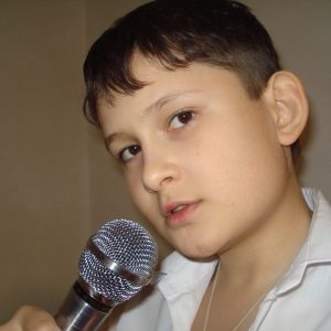 Alisher Morgenshtern Instagram - 2009 год, мне 11 лет, ебашу свои треки на уфимской самопальной тусе в пустой стрипухе перед 10 зрителями. Снимает мама, хотя я просил её не заходить в зал, а то другие рэперы подумают я лох.
прошло почти 15 лет, а другие рэперы все равно думают что я лох. мам я же говорил.