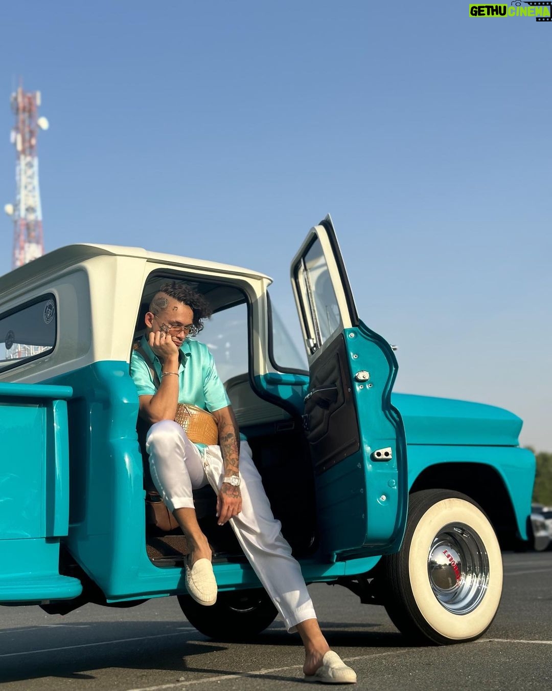 Alisher Morgenshtern Instagram - ща так двигаюсь 💅🏻 тачка от @yofleet кста а шелка от @vladbykovbrand Шелковый Путь