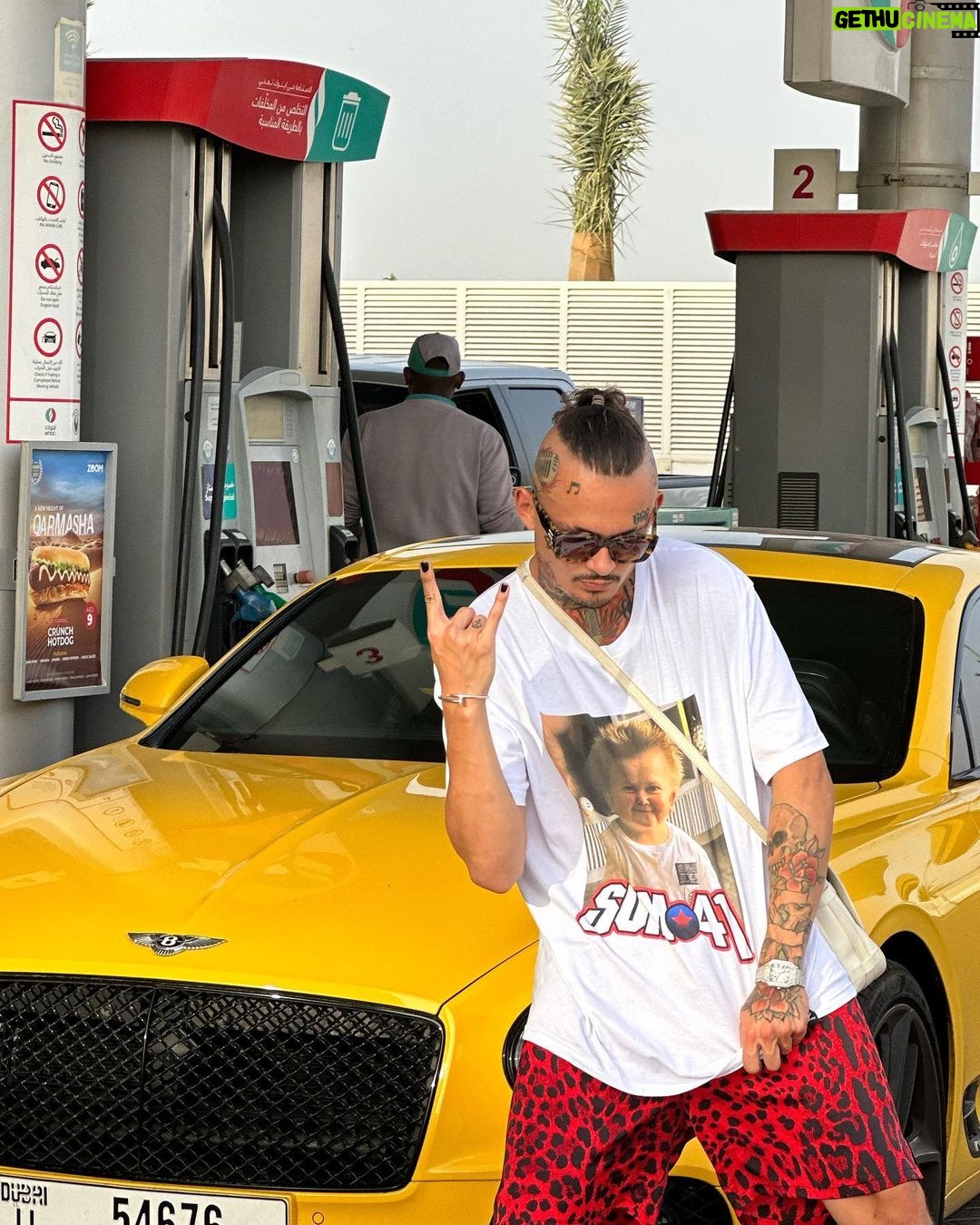 Alisher Morgenshtern Instagram - аутфит сегодня вот такой ребята Дубайское золото