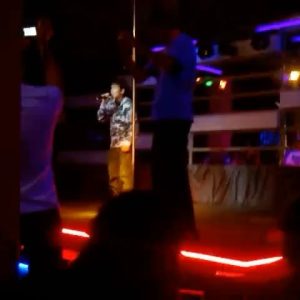 Alisher Morgenshtern Instagram - 2009 год, мне 11 лет, ебашу свои треки на уфимской самопальной тусе в пустой стрипухе перед 10 зрителями. Снимает мама, хотя я просил её не заходить в зал, а то другие рэперы подумают я лох.
прошло почти 15 лет, а другие рэперы все равно думают что я лох. мам я же говорил.