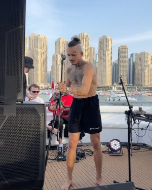 Alisher Morgenshtern Instagram - сегодня ровно 4 года с нашего первого концерта с пацанами, решили что теперь наша очередь заказать моргенштерна на корпорат. люблю, пацаны, путь от маленькой гримерки Краснодара до яхты был веселым, плывем дальше
потом по привычке дали корпорат для музыкантов
@artur_matur
@abberian
@pavelshkil
@underoathov
@aziz.aminovich