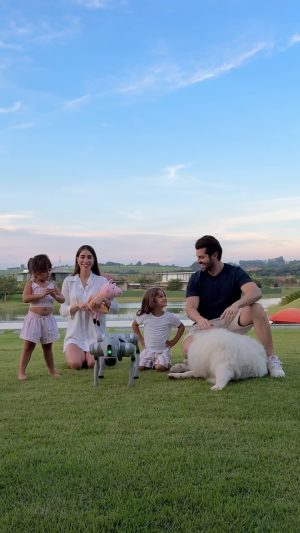 Alok Instagram - Agora somos 6 
👩🏻🧔🏻‍♂️👧🏻🧒🏻🤖🐶
Sim, é de verdade 😂😂
Como ele deveria se chamar? 

Now we’re six… Yes, it’s real!
How should it be named?