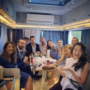 Alperen Duymaz Instagram - sol bastan @sezzerkoc @atayaliko @ataarmann ben @sinan_tuzcu1 @hafsanur.sancaktutan @yaseminyaziciy @emrekarayel01 @erdemsanlii @fundaery 
#sonyaz
