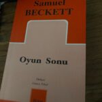 Alperen Duymaz Instagram - George Orwell Hayvan Çiftliği o kadar güzel resmedilmiş ve anlatılmış ki..bugün tekrar bakmam gerektiği fikriyle uyandım. Beckett ‘in Oyun Sonu’nu şimdi okayacağım. Dünya Tiyatro Günü kutlu olsun. Her 27 Mart’ta sahnelerin tıklım tıklım olduğu günlere özlemle... #27martdünyatiyatrogünü