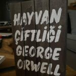 Alperen Duymaz Instagram - George Orwell Hayvan Çiftliği o kadar güzel resmedilmiş ve anlatılmış ki..bugün tekrar bakmam gerektiği fikriyle uyandım. Beckett ‘in Oyun Sonu’nu şimdi okayacağım. Dünya Tiyatro Günü kutlu olsun. Her 27 Mart’ta sahnelerin tıklım tıklım olduğu günlere özlemle... #27martdünyatiyatrogünü
