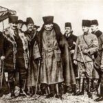 Alperen Duymaz Instagram - “Büyük olmak için kimseye iltifat etmeyeceksin, hiç kimseyi aldatmayacaksın, ülke için gerçek amaç ne ise onu görecek ve o hedefe yürüyeceksin. Herkes senin aleyhinde bulunacaktır, herkes seni yolundan çevirmeye çalışacaktır. Fakat sen buna karşı direneceksin, önüne sonsuz engeller de yığacaklardır; kendini büyük değil küçük, zayıf, araçsız, hiç sayarak, kimseden yardım gelmeyeceğine inanarak bu engelleri aşacaksın. Bundan sonra da sana büyük derlerse bunu söyleyenlere güleceksin.” Mustafa Kemal Atatürk 30 Ağustos Zafer Bayramı kutlu olsun. (1922)