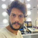 Alperen Duymaz Instagram - Sizinle çalıştığım için çok şanslıyım başından sonuna mükemmel bir süreçti benim için ve @erdem.tepegoz değerli direktiflerin ve samimi yaklaşımın için ne kadar teşekkür etsem az, gösterdiğin sabır ve anlayış için ayrıca minnettarım. @fundaery iyi ki seninle tekrar çalıştım, yine olsa da yine çalışsak, seninle oynamak bambaşka bir keyifti benim için. İyi ki varsın ve iyi ki yine birlikteydik 🫶🏼 @mehmet.gunsur senin bir hayranındım, rol arkadaşın olmanın hissettirdiği gururu tarif edemem sanırım, #kül de sana tekrar hayran kaldım. İyi ki varsın iyi ki birlikte çalıştık. 🍺 @haykkirakosyan_official gözlerine sağlık, değerli direktiflerin için çok teşekkür ederim iyi ki seni tanıdım onur duydum 🫶🏼 @apovfx neşen yeter ! İyi ki tanıdım seni abi, sıcakkanlılığın ve yaklaşımların için ne desem boş, iyi ki varsın! Sevgili Erdi Işık: Kalemin kurumasın, yazdığın her kelime için teşekkür ederim, onurdu. @yunusyilmaz61 prodüksüyonun konforunu her daim hissettirdiğin için sen ve ekibine sonsuz teşekkürler abi. @ugur_yildiran yine yapacağını yaptın! Aykırılığına sağlık. Aklından öperim. Bebeğimsin 🫶🏼 Yazamadığım çok kişi var. Hepinizi seviyorum ve iyi ki! 🤍 #kül