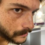 Alperen Duymaz Instagram - Sizinle çalıştığım için çok şanslıyım başından sonuna mükemmel bir süreçti benim için ve @erdem.tepegoz değerli direktiflerin ve samimi yaklaşımın için ne kadar teşekkür etsem az, gösterdiğin sabır ve anlayış için ayrıca minnettarım. @fundaery iyi ki seninle tekrar çalıştım, yine olsa da yine çalışsak, seninle oynamak bambaşka bir keyifti benim için. İyi ki varsın ve iyi ki yine birlikteydik 🫶🏼 @mehmet.gunsur senin bir hayranındım, rol arkadaşın olmanın hissettirdiği gururu tarif edemem sanırım, #kül de sana tekrar hayran kaldım. İyi ki varsın iyi ki birlikte çalıştık. 🍺 @haykkirakosyan_official gözlerine sağlık, değerli direktiflerin için çok teşekkür ederim iyi ki seni tanıdım onur duydum 🫶🏼 @apovfx neşen yeter ! İyi ki tanıdım seni abi, sıcakkanlılığın ve yaklaşımların için ne desem boş, iyi ki varsın! Sevgili Erdi Işık: Kalemin kurumasın, yazdığın her kelime için teşekkür ederim, onurdu. @yunusyilmaz61 prodüksüyonun konforunu her daim hissettirdiğin için sen ve ekibine sonsuz teşekkürler abi. @ugur_yildiran yine yapacağını yaptın! Aykırılığına sağlık. Aklından öperim. Bebeğimsin 🫶🏼 Yazamadığım çok kişi var. Hepinizi seviyorum ve iyi ki! 🤍 #kül