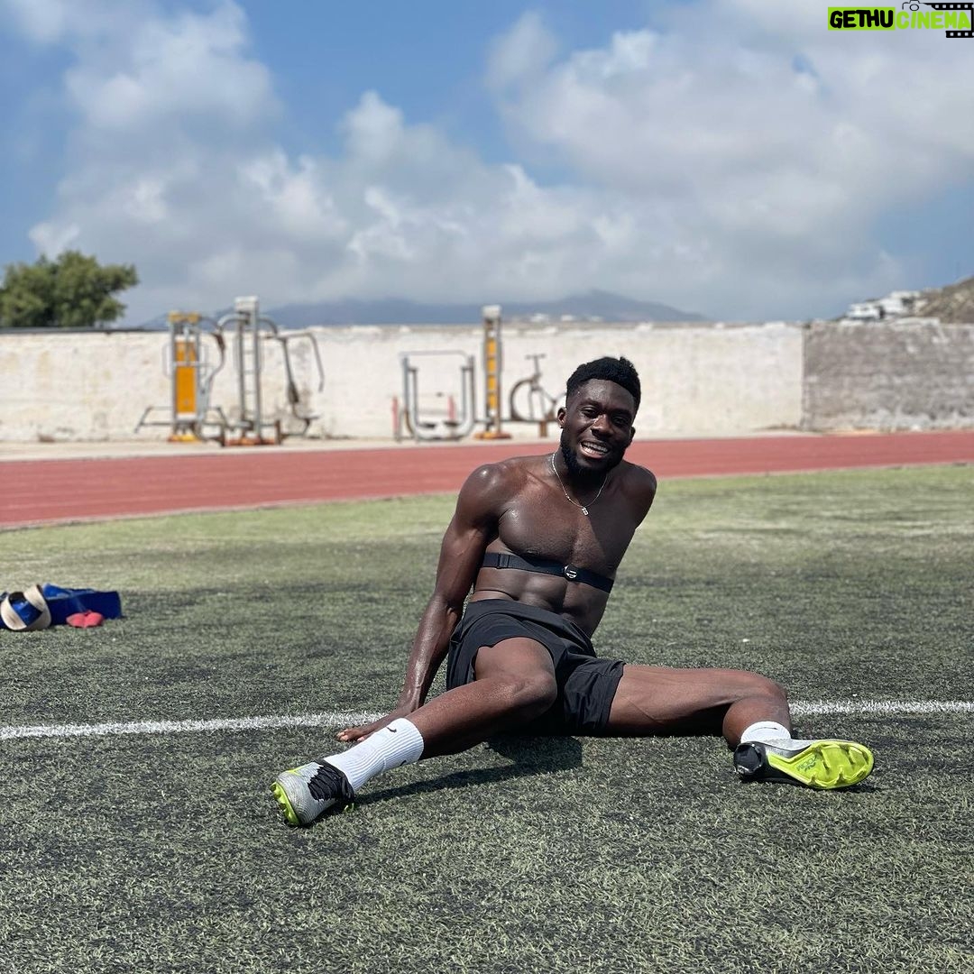 Alphonso Davies - 327.7K Likes - Some off-season work 💪🏾💪🏾