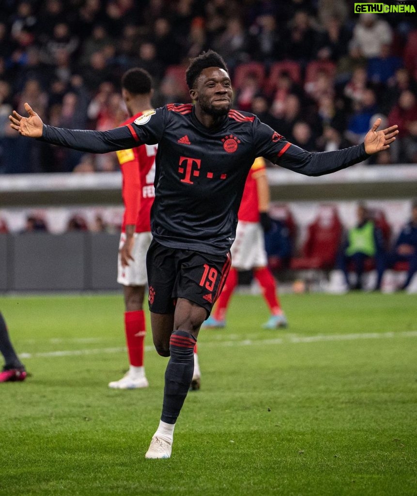 Alphonso Davies Instagram - Back to the winning ways and happy to be on the scoresheet! 🙏🏾 Onto the next round💪🏾 #AD19⚡️
