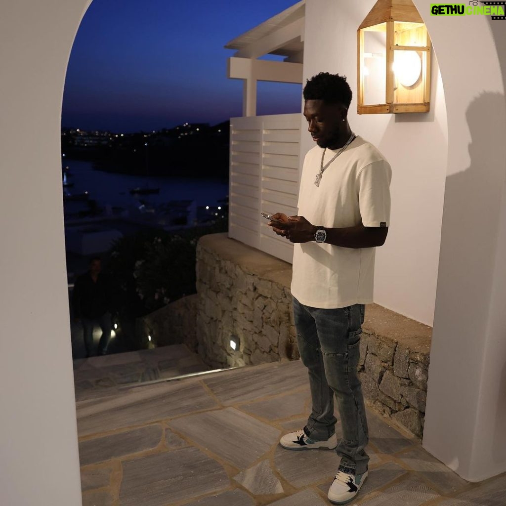 Alphonso Davies Instagram - Private prayers turned to public blessings 🙏🏾 Mykonos, Greece