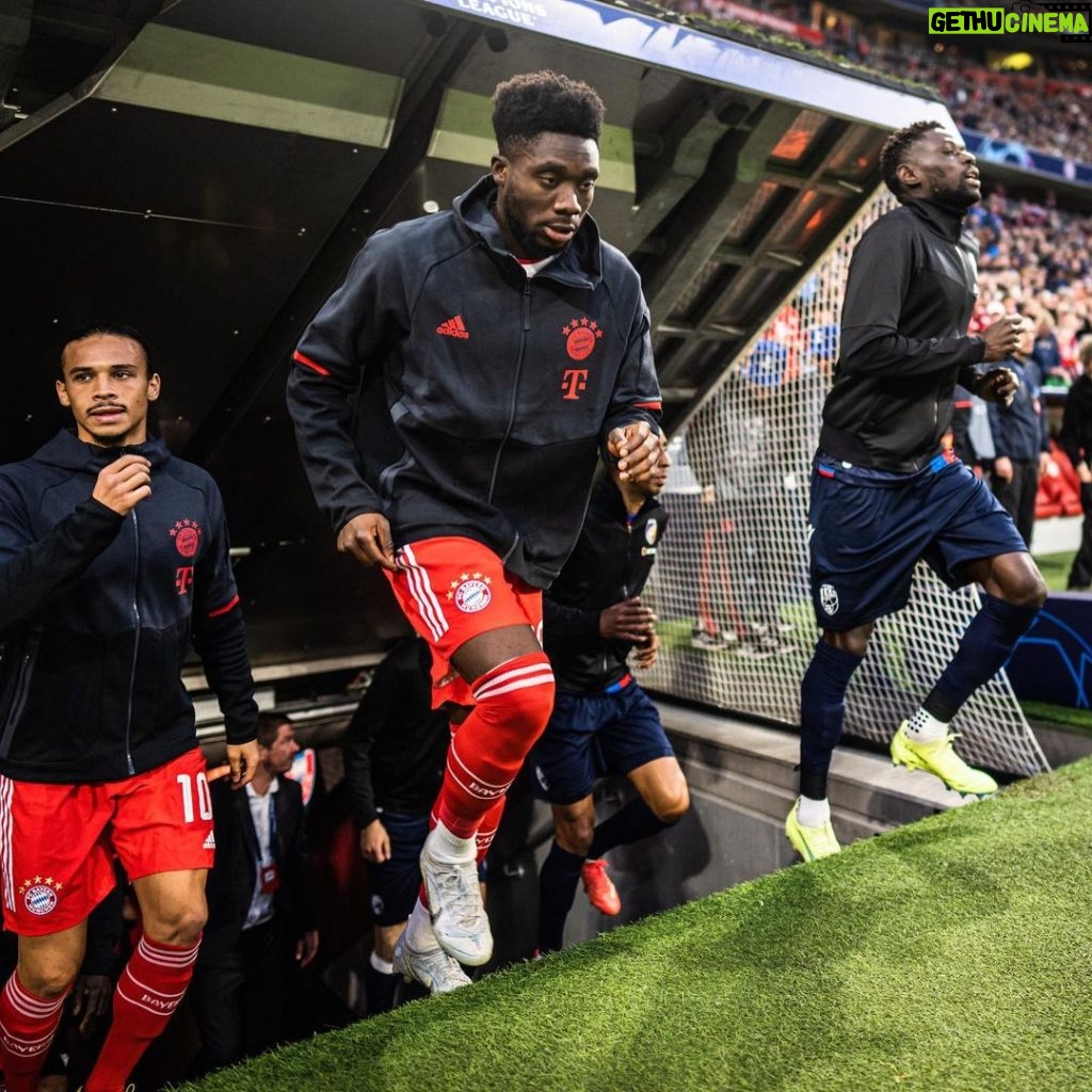 Alphonso Davies Instagram - Amazing team performance tonight +🌲points in the 💼 🫡 #AD19⚡️ Munich, Germany