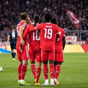 Alphonso Davies Instagram - Amazing team performance tonight +🌲points in the 💼 🫡 #AD19⚡️