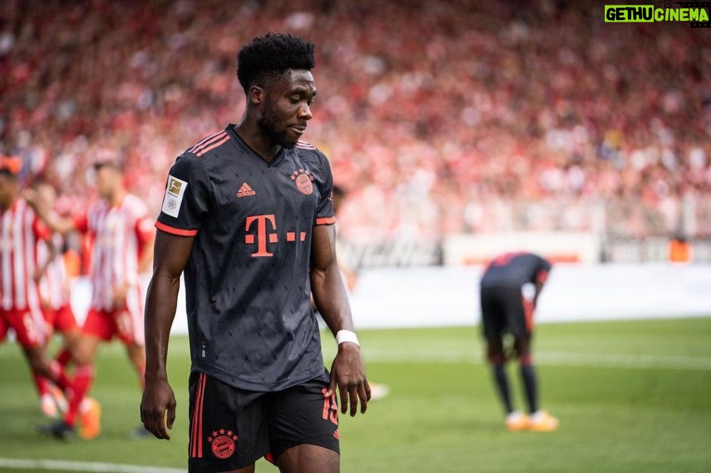 Alphonso Davies Instagram - Tough battle today, we regroup and go again on Wednesday 💪🏾 #miasanmia #AD19⚡️ Berlin, Germany