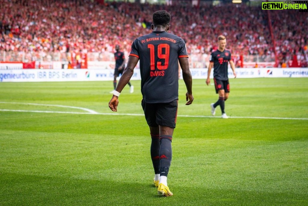 Alphonso Davies Instagram - Tough battle today, we regroup and go again on Wednesday 💪🏾 #miasanmia #AD19⚡️ Berlin, Germany