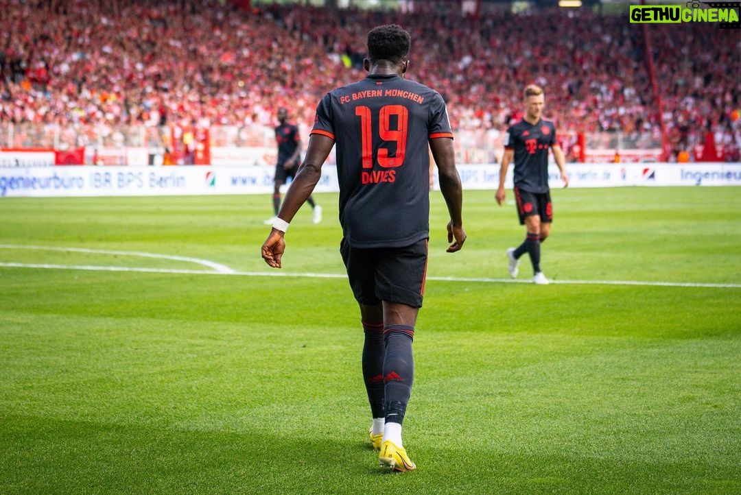 Alphonso Davies Instagram - Tough battle today, we regroup and go again on Wednesday 💪🏾 #miasanmia #AD19⚡️ Berlin, Germany
