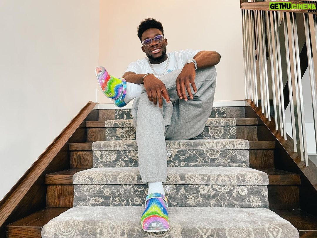 Alphonso Davies Instagram - Catching a vibe with the @crocs Spray Dye clogs 🤩 #CrocsAd #CrocsAmbassador #AD19⚡️