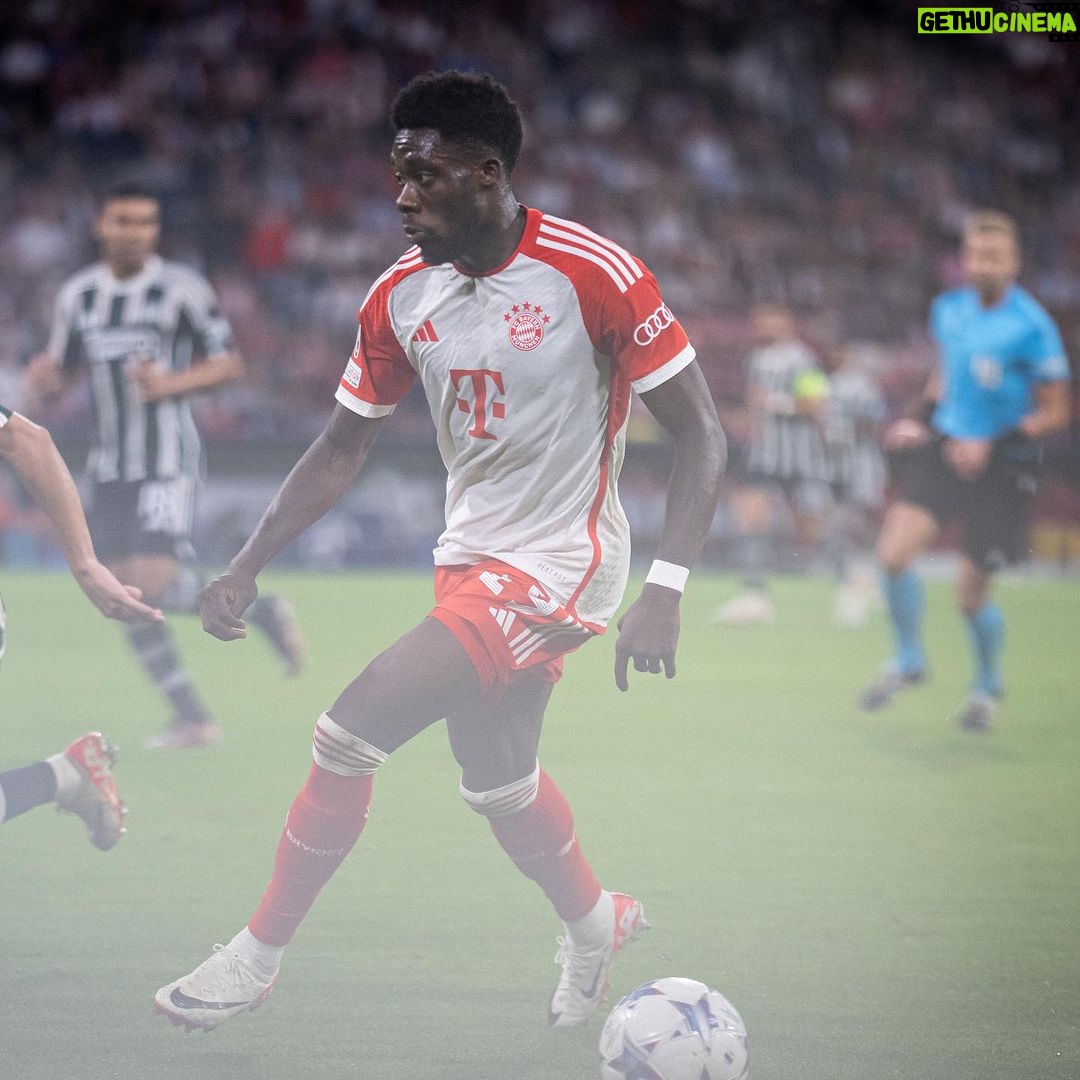 Alphonso Davies Instagram - Great start to the @championsleague 👏🏾 #AD19⚡️