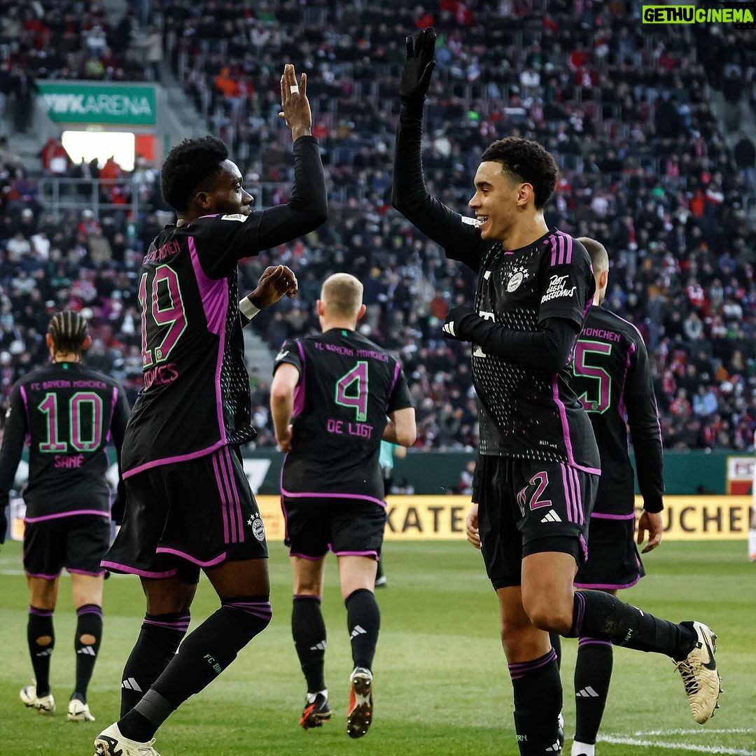 Alphonso Davies Instagram - Hard fought win tonight 💪🏾 #AD19⚡️ WWK ARENA