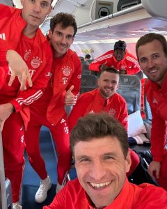 Alphonso Davies Instagram - Let’s go boys 💪🏻⚽️ #welcomeeric #offtoportugal #sweat #trainhard