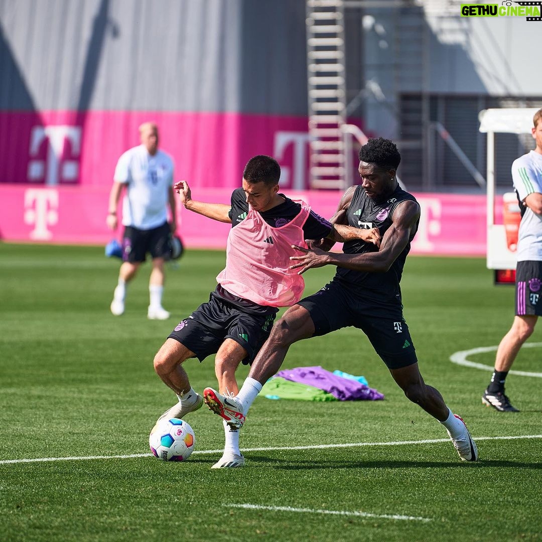 Alphonso Davies Instagram - ✌🏾⚽️ #AD19⚡️ Munich, Germany