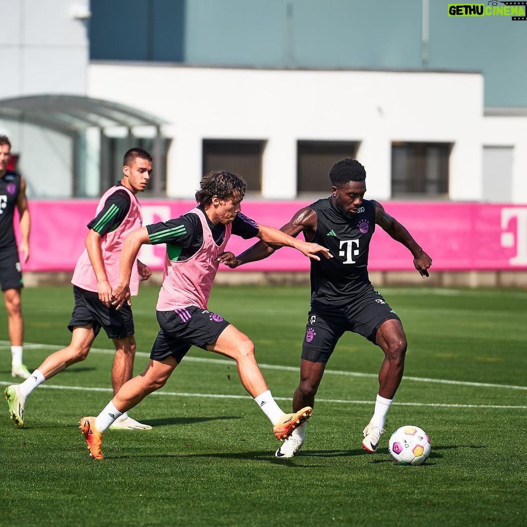 Alphonso Davies Instagram - ✌🏾⚽️ #AD19⚡️ Munich, Germany