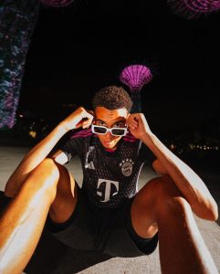 Alphonso Davies Instagram - Shining bright in the night of Singapore 📸💜💚 #AudiFCBTour