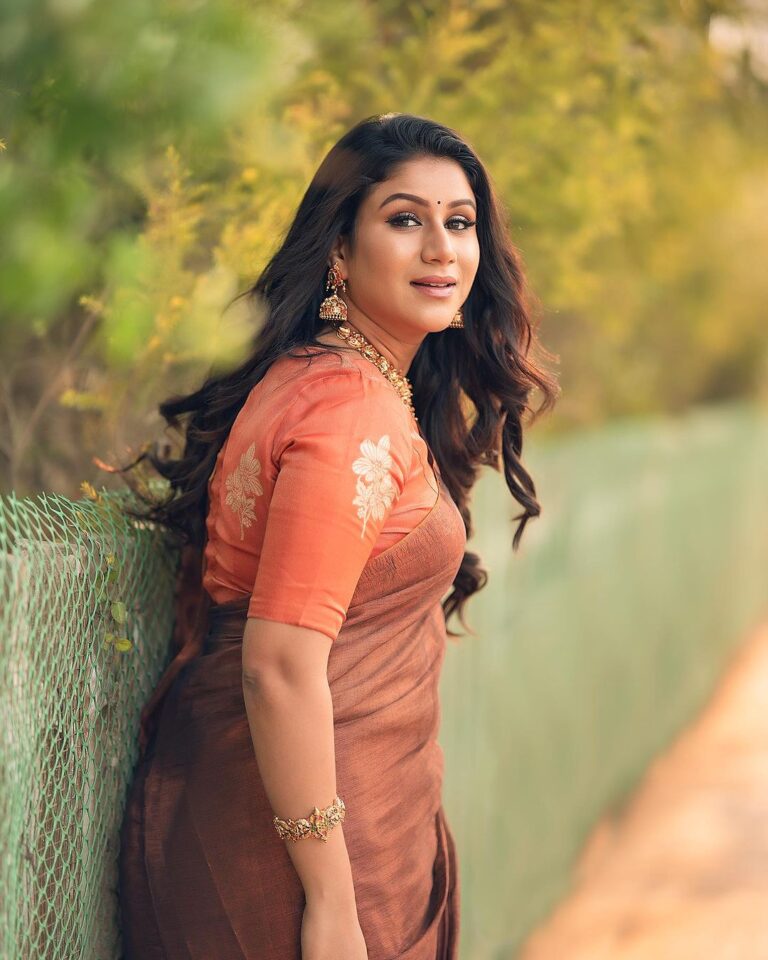 Alya Manasa Instagram - Happy women’s day to all the lovely 🥰 women out there #eventmode Team behind this beautiful attire Makeup @sharanyas_makeupartistry #womenpower Saree @thenmozhidesigns #womenpower Jewellery @new_ideas_fashions #womenpower Hairdo @shanthimakeupstudio #womenpower But Big THANKS to that one #MEN who showcased every women work today thru this photography beautifully @prasami_photography
