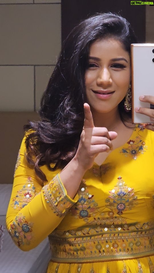 Alya Manasa Instagram - ❤️ happy mrng Start it with a bright yellow 💛 Outfit partner @shanus_boutique Earrings @shanus_boutique Grand event launch @lakshmikrishna_naturals #hosur