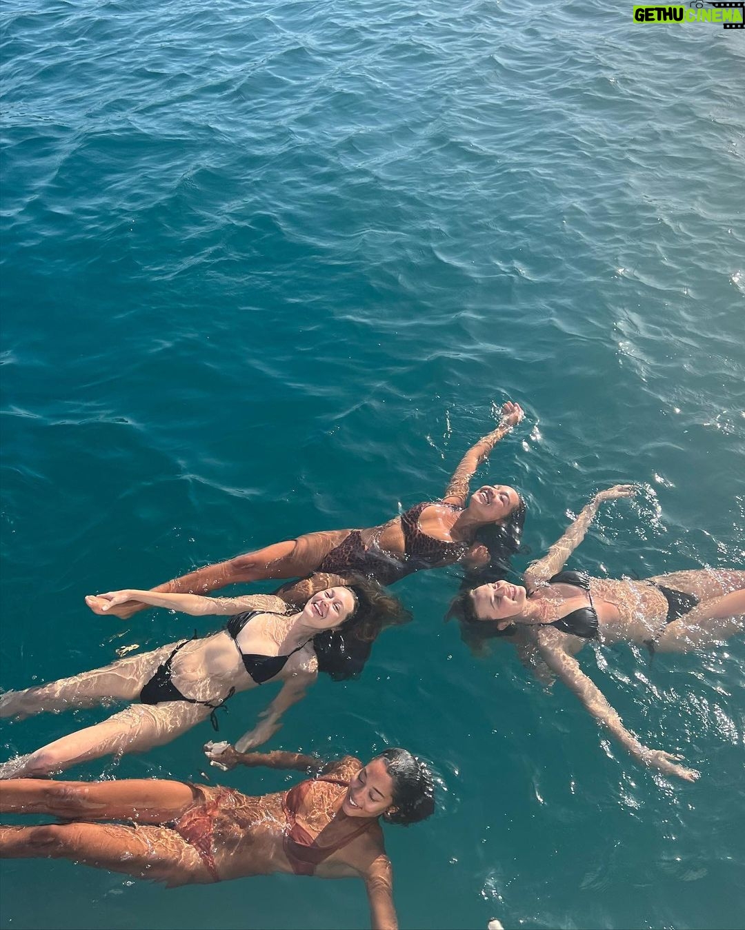 Alycia Debnam-Carey Instagram - Words cannot describe the kind of joy I had for my birthday week. Surrounded by some of my closest girls, in the most beautiful setting. I’m still day dreaming of it. 🤍✨👯♀️