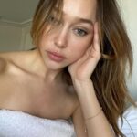 Alycia Debnam-Carey Instagram - 😌