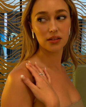 Alycia Debnam-Carey Instagram - spoilt. ✨💎

@cartier
