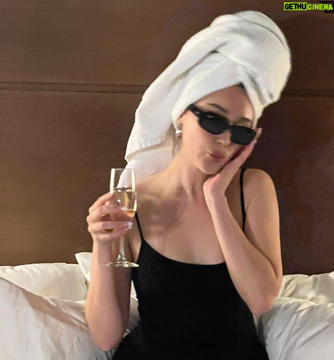 Alycia Debnam-Carey Instagram - 🥂✨