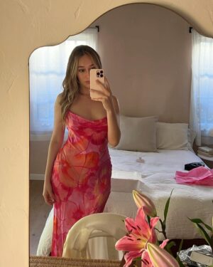 Alycia Debnam-Carey Instagram - 🌸🍑