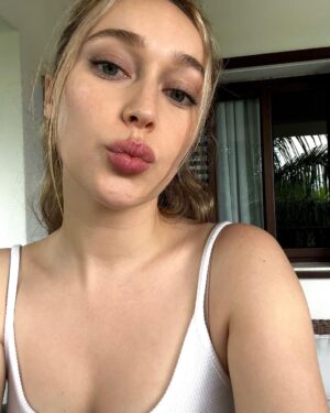 Alycia Debnam-Carey Instagram - 💋