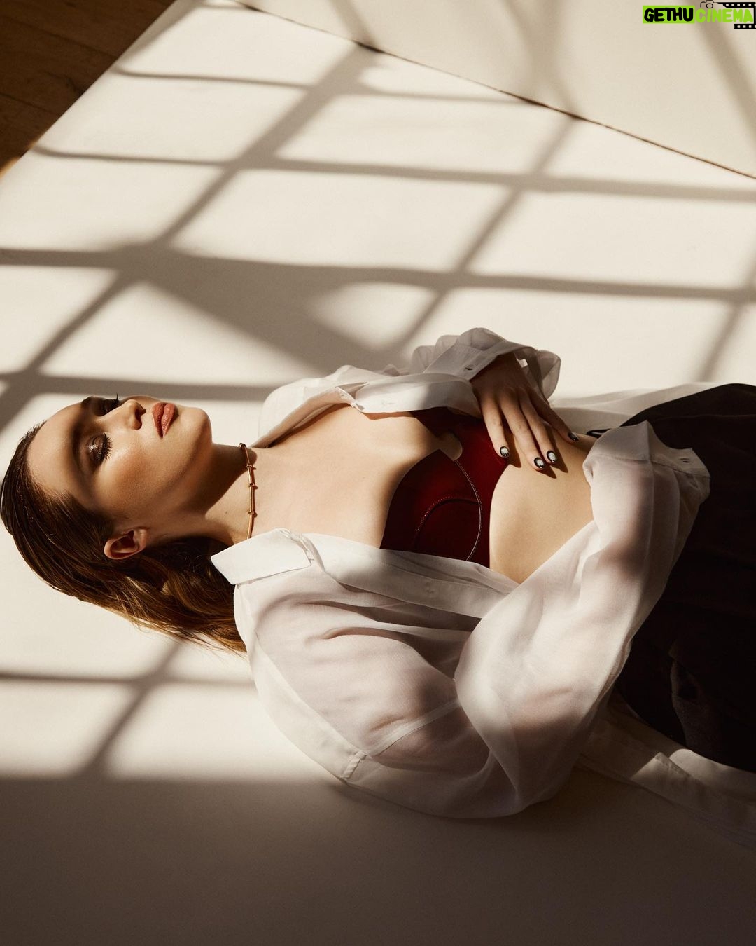 Alycia Debnam-Carey Instagram - So thrilled to be on the cover of @schonmagazine such a dream shoot 🧨💋 Photography + Direction. @benjoarwas Creative Direction + Fashion. @shalevlavan Hair. @dallin.james Make Up. @adambreuchaud Nails. @naokosaita Photography Assistants. @christianscutt + @tylergurdfilm Fashion Assistant. @brigitteshokouhi Special Thanks. @monicawangphoto + The Team @cartier Words. @raeganrubin #schön #saintxonhulu #thelostflowersofalicehart