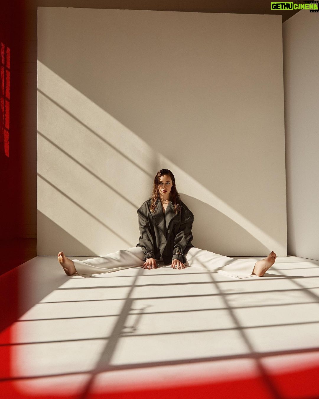 Alycia Debnam-Carey Instagram - So thrilled to be on the cover of @schonmagazine such a dream shoot 🧨💋 Photography + Direction. @benjoarwas Creative Direction + Fashion. @shalevlavan Hair. @dallin.james Make Up. @adambreuchaud Nails. @naokosaita Photography Assistants. @christianscutt + @tylergurdfilm Fashion Assistant. @brigitteshokouhi Special Thanks. @monicawangphoto + The Team @cartier Words. @raeganrubin #schön #saintxonhulu #thelostflowersofalicehart