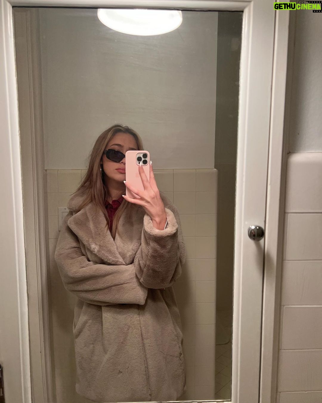 Alycia Debnam-Carey Instagram - Cosy things 🥟🍷